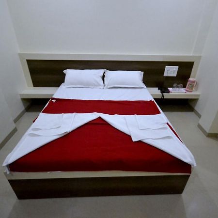 Hotel S S Palace Shirdi Exteriör bild
