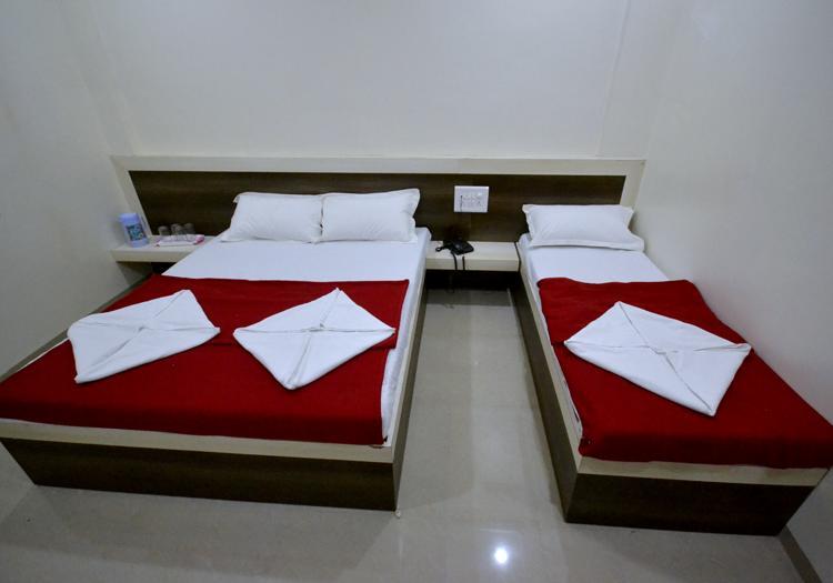 Hotel S S Palace Shirdi Exteriör bild